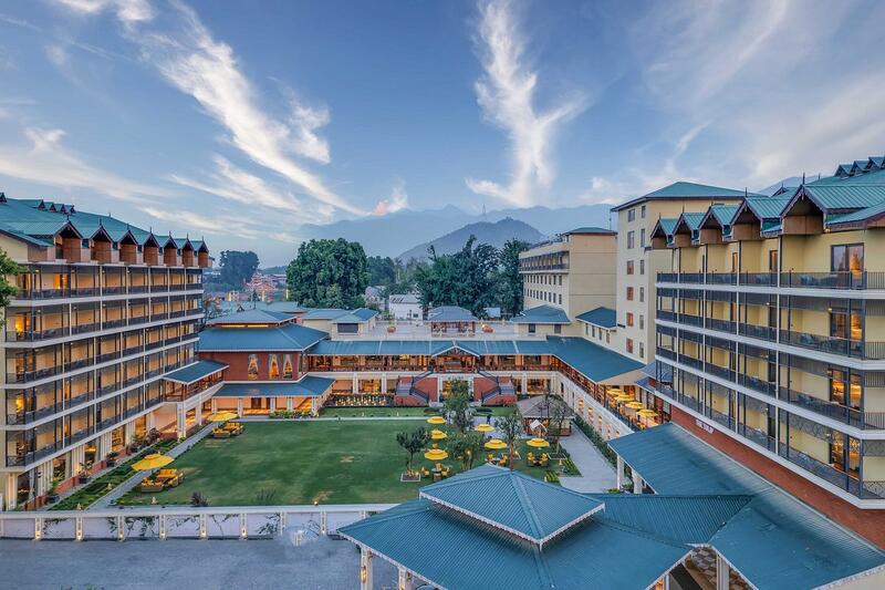 Deluxe Hotel / Similar